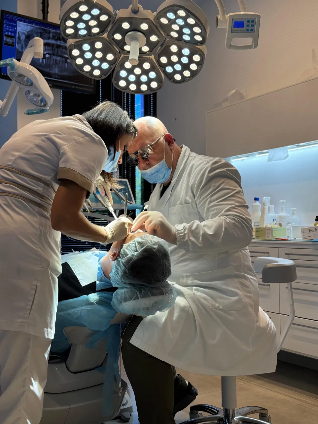 Intervento di implantologia in corso nella sala chirurgica di Aurum Dentis a Bari