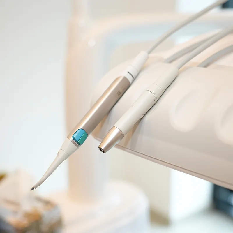 Manipolo a ultrasuoni per l'ablazione del tartaro in uso da Aurum Dentis