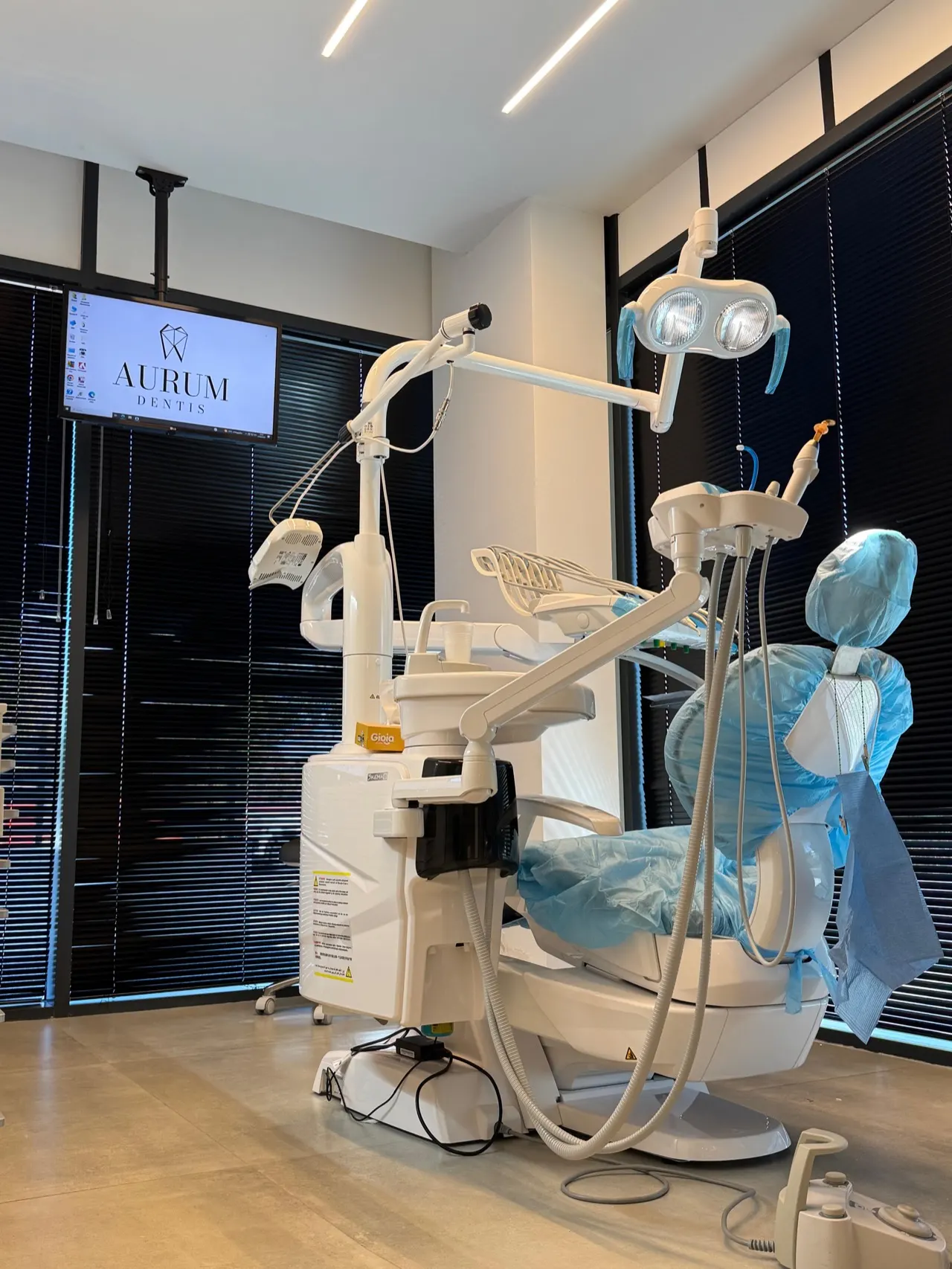 La sala odontoiatrica di Aurum Dentis con riunito e monitor, pronta per la seduta