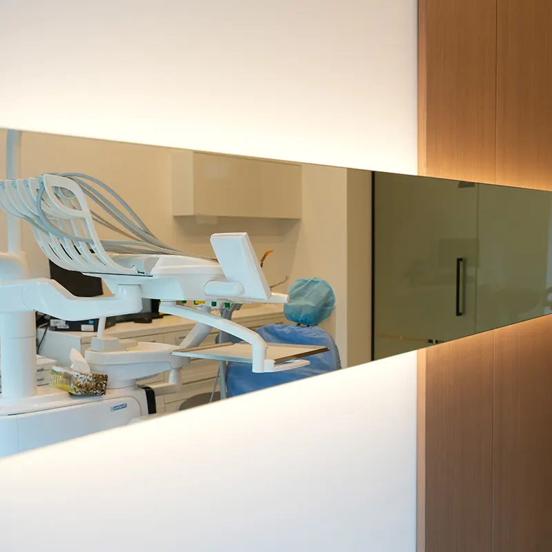 L'ambulatorio Aurum Dentis visto dal corridoio, con la vetrata verso la sala