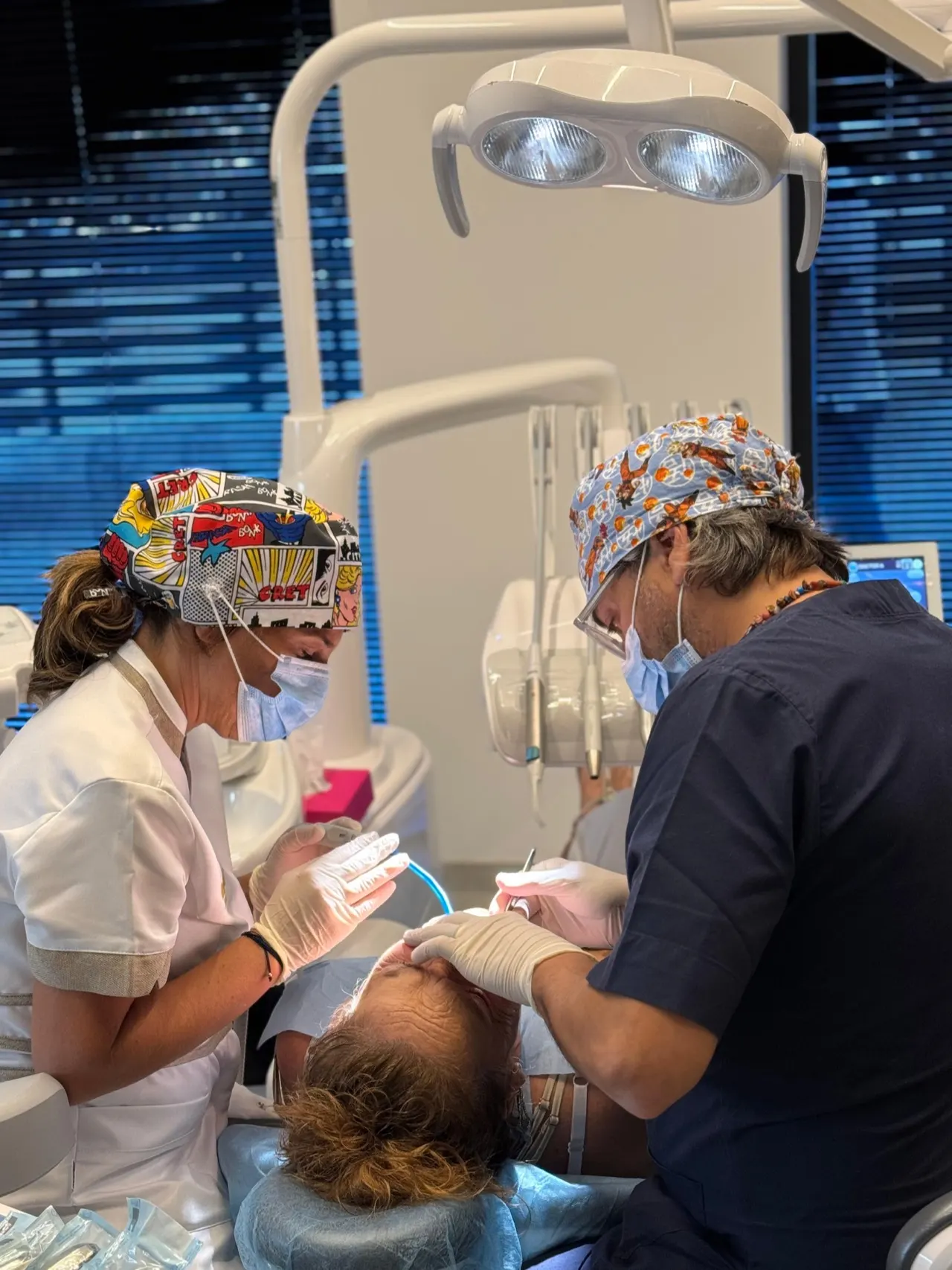 Igienista e odontoiatra di Aurum Dentis durante una seduta di igiene dentale a Bari