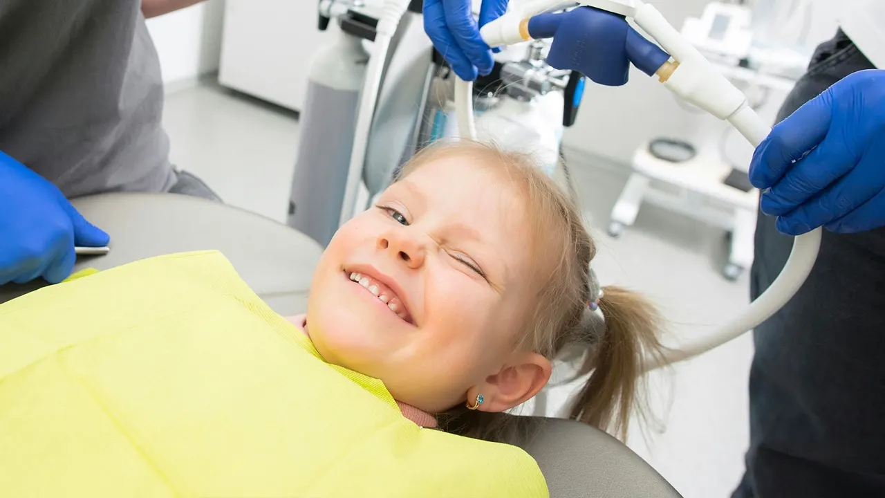 Visita odontoiatrica a un bambino nello studio Aurum Dentis