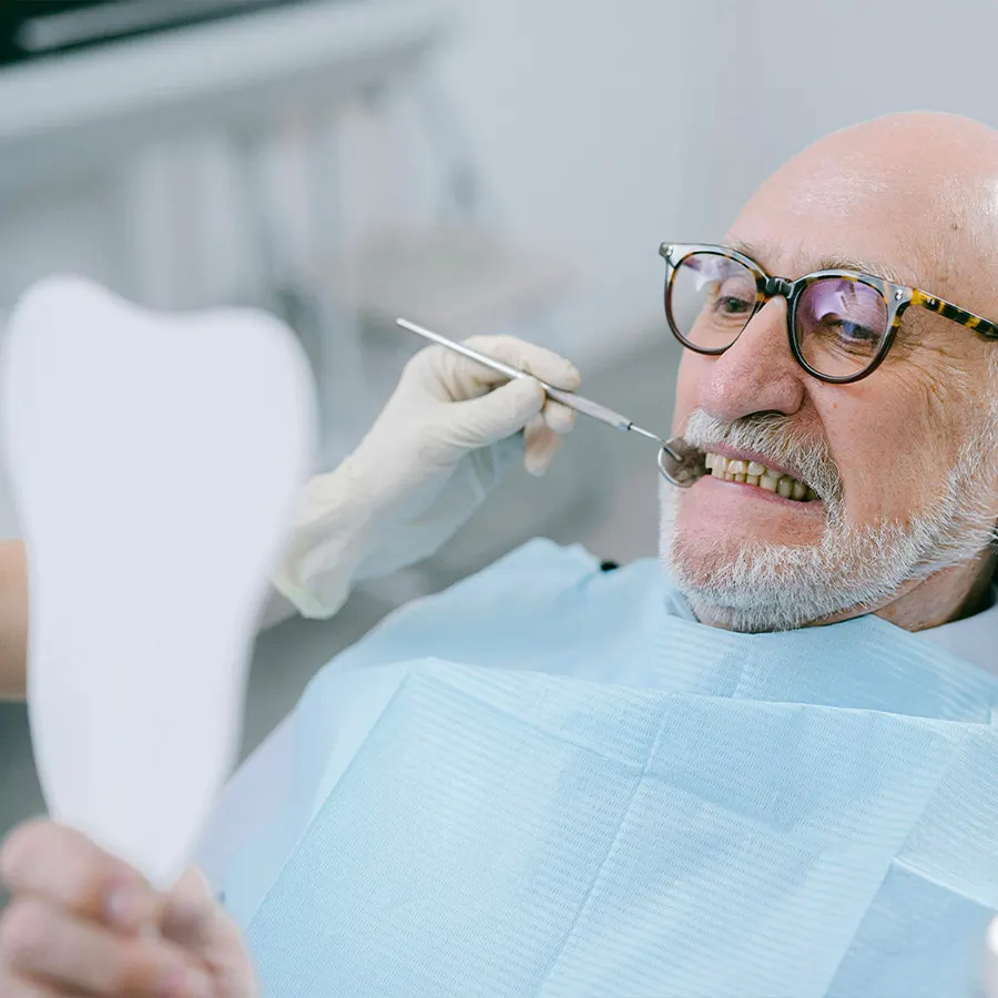 Confronto del colore dei denti con la scala colori