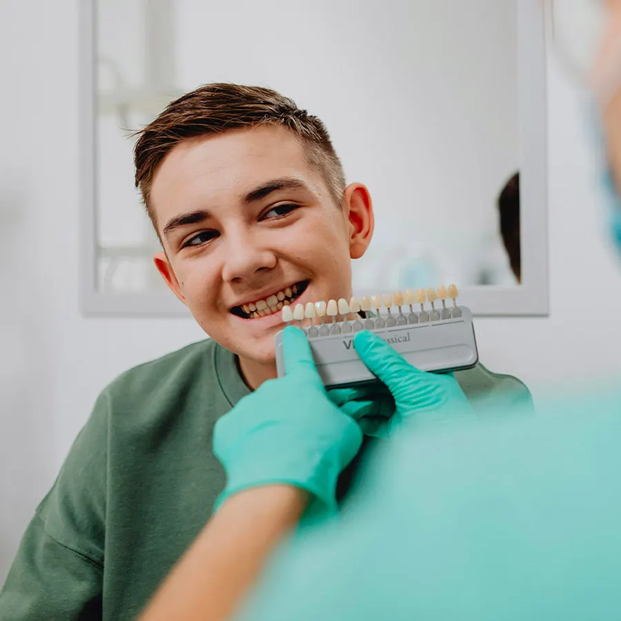 Prova colore per faccette dentali in ceramica