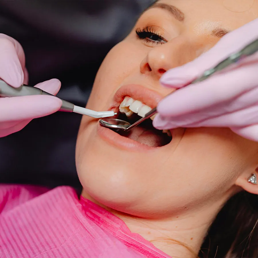 Seduta di igiene dentale professionale con strumentazione dedicata
