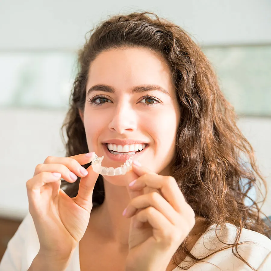 Applicazione di un allineatore trasparente sui denti